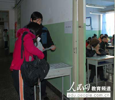 组图:2009年国家公务员考试考场直击(6)