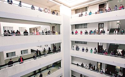 ��12��5�գ��С�������֮�Ƶ�������ؼ���ֱ��������¼����Ա���ԵĹ�����Ŀ������ȫ��31��ʡ(������)ͬʱ���С�ȫ��������������141�����ǽ�����1.6�������λ��ƽ�������ȴ�88��1��ͼΪ�㽭��ѧ��ϪУ�����㣬�������ڿ�����Ⱥ� ���������(�»��緢) 