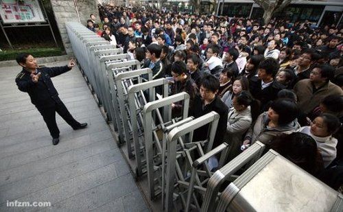 2010��12��5�գ�2011���������ؼ�ֱ����������Ա��¼���Կ������������Ͼ�����Ⱥ��볡�� (������/CFP/ͼ)