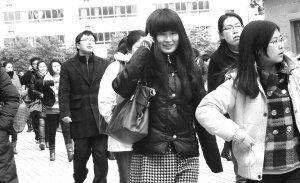 �����߳�������һ��Ů��Ц�Ŵ�绰���������� ��