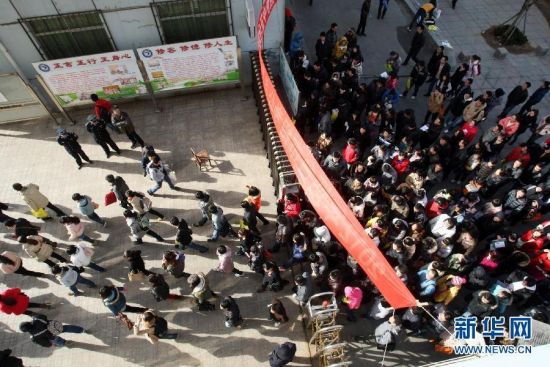 3��24�գ��μӹ���Ա���ԵĿ�������ɽ����̨���п��㡣�»��緢(�꼪�� ��)