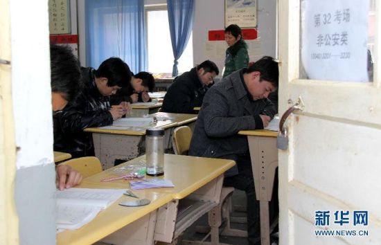 3��24�գ�������ɽ����ׯʮ����ѧ��У����μӹ���Ա��¼���ԡ��»��緢(���І� ��)