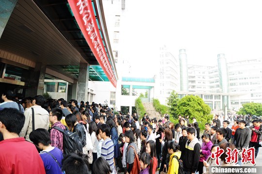  4��21�գ�����ʡ2012�꿼��¼�ù���Ա���Կ�����ȫʡԼ��13���������ο�����������ҵ�Ƽ���ѧ���㣬��������ӿ�뿼������� ��