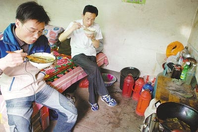 再苦也要供孩子上学(组图)