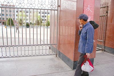 再苦也要供孩子上学(组图)