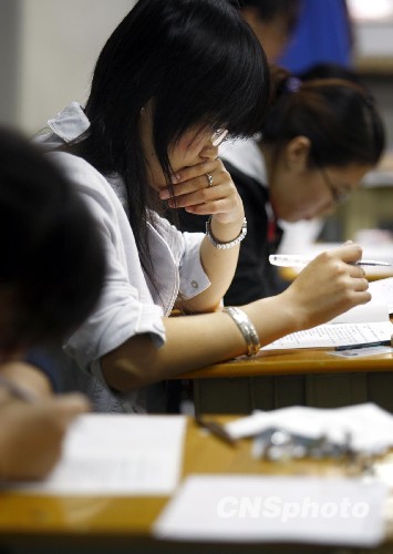 9��19�գ�Ϊ�������2009�����˾��������ʽ������ȫ�����������ﵽ41���ˣ��ٴ���ʷ�¸ߡ��������������״�ͻ��3���أ���Ϊȫ�����Ķ��������������͵��ֻ��ź��������͡����׿ˡ�Ҳͬʱ�ϸڣ��������ߵ����ס��濼�¼����������⣬��Լ���H1N1��������������ƣ��������ÿ��㡢����������������ÿ�������뾭�������¼Ƽ�⣬���ɽ��뿼���� �����緢 ֣���� ��