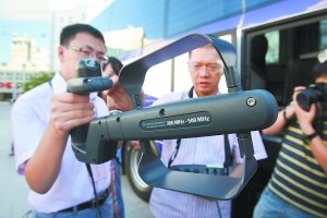 ͼΪ������Ա�����ű�Яʽ���ߵ����ǽ��м�⡣�������